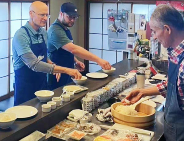 Family sushi and ramen making class in Japan
